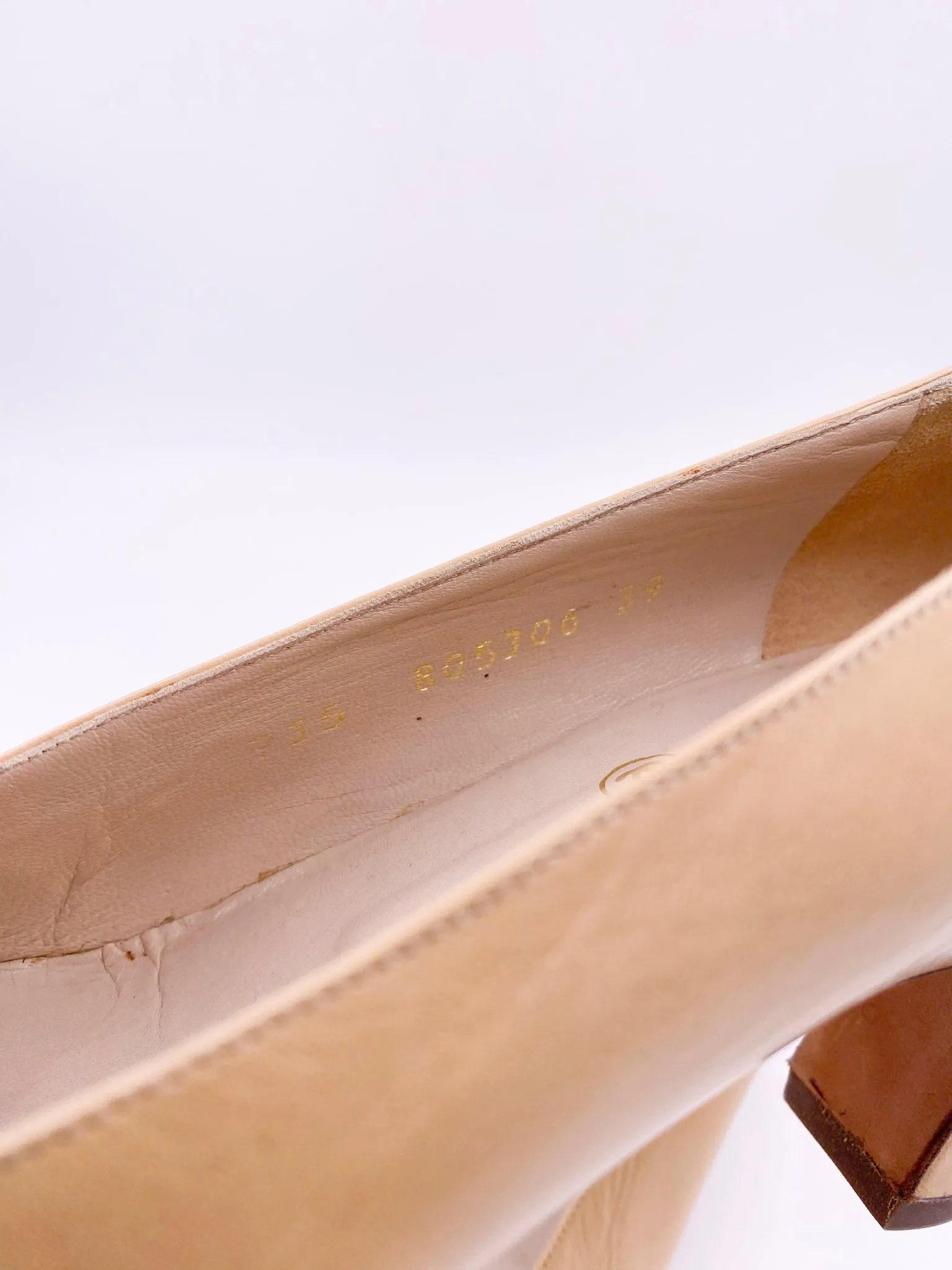 Chanel Pumps Off White With Off White Logo Toe