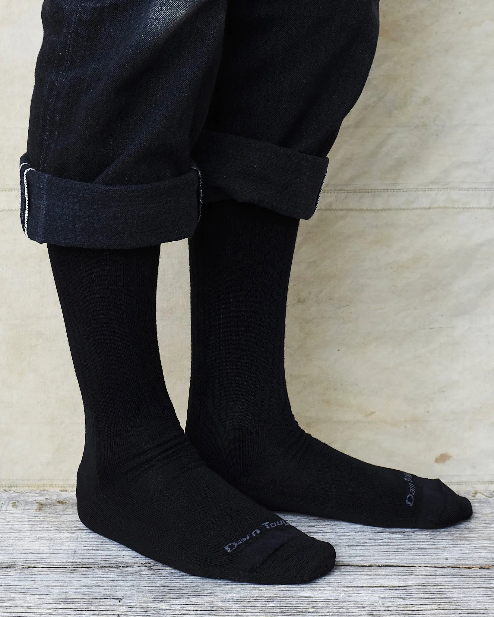 Darn Tough 1480 Black Merino Wool Lifestyle Mid-Calf Lightweight Socks